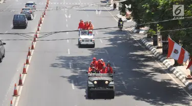 Sejumlah atlet asal Jawa Tengah yang meraih medali Asian Games mengikuti arak-arakan dengan menaiki jip terbuka berkeliling Kota Semarang, Selasa (4/9). Atlet asal Jawa Tengah telah menyumbangkan 17 medali bagi Indonesia. (Liputan6.com/Gholib)