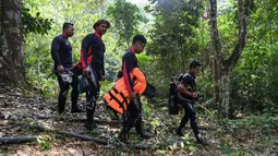 Penyelam ikut serta dalam operasi pencarian gadis disabilitas asal Irlandia Nora Anne Quoirin yang hilang dari sebuah resor hutan hujan di Seremban, Malaysia, Rabu (7/8/2019). Hingga hari keempat, Tim SAR belum menemukan tanda-tanda keberadaan Nora. (Mohd Rasfan/AFP)