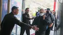 Bupati Klaten Hamenang Wajar Ismoyo tiba di Gedung Merah Putih KPK, Jakarta Selatan, Jumat (16/10/2026), untuk menjalani pemeriksaan setelah terjaring OTT. KPK membawa sembilan orang dari Klaten ke Jakarta untuk pemeriksaan lebih lanjut. (officialkpkri)