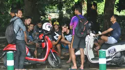 Suasana kekeluargaan para punggawa Singo Edan sesaat sebelum menjalani latihan di Kebun Raya Purwodadi, Pasuruan. (Bola.com/Kevin Setiawan)