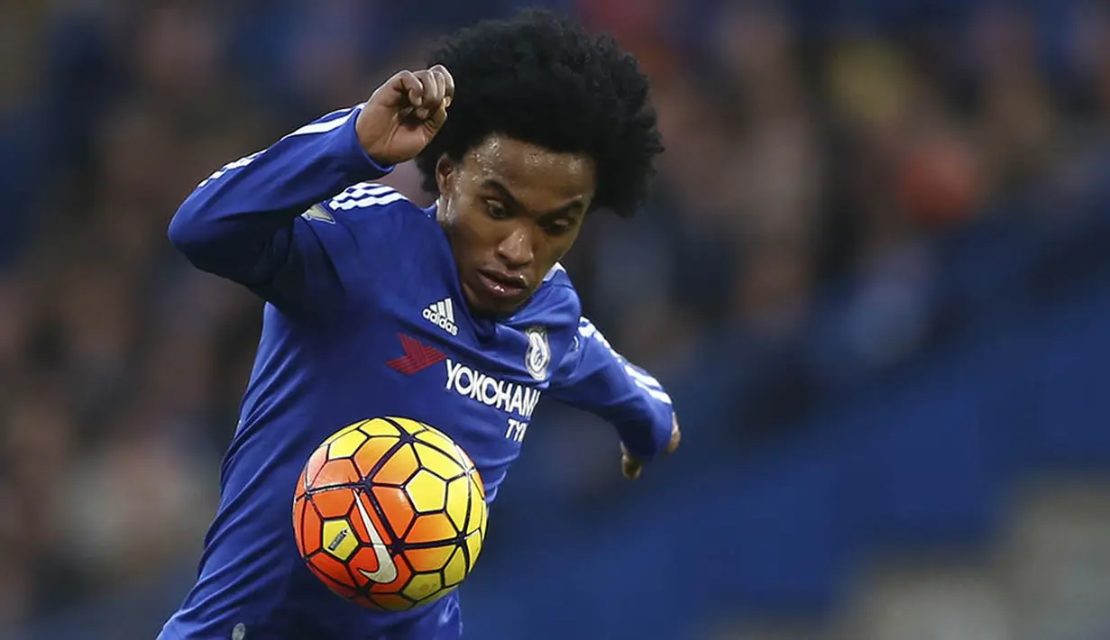 2. Willian, gelandang serang The Blues ini menjadi satu-satunya pemain yang penampilannya paling stabil musim ini. Meskipun tim asal kota London itu sedang terpuruk namun dirinya tetap mampu bersinar. (AFP/Justin Tallis) 