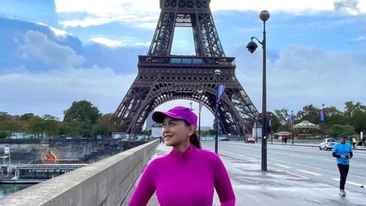 Ketika berada di luar negeri, Ira juga menyempatkan diri untuk rajin olahraga. Foto berikut ini menunjukkan momen Ira berolahraga di kawasan Menara Eiffel.
