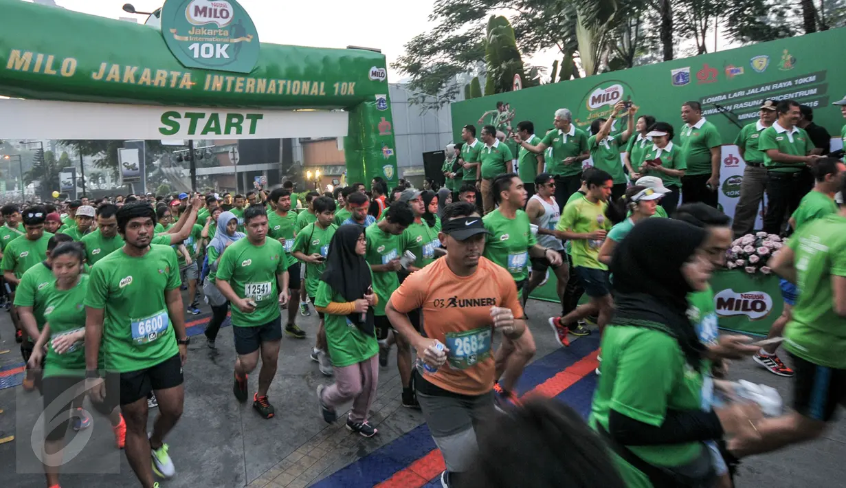 Antusias para peserta saat ramaikan lomba lari 'Milo Jakarta International 10K' di kawasan Kuningan, Jakarta, Minggu (24/7). Lomba lari tersebut dibula langsung oleh Wakil Gubernur DKI Jakarta, Djarot Saiful Hidayat. (Liputan6.com/Yoppy Renato)