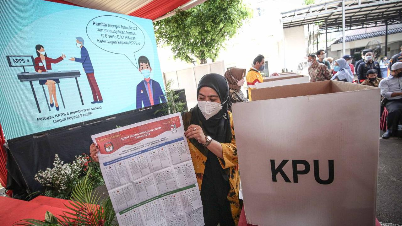 Sedangkan Aristoteles merumuskan negara hukum adalah negara yang berdiri diatas hukum yang menjamin keadilan bagi warga negaranya.<br>