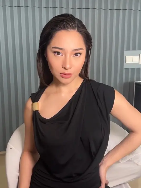 Nikita Willy tampil simple dengan dress hitam, dengan rambut digerai  [instagram/danybarca22]