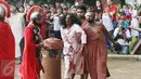 Adegan yang menceritakan Yesus dibawa pasukan Romawi yang diperagakan dalam drama teatrikal Jalan Salib (Tablo) saat perayaan Paskah di Gereja St Matius Penginjil Bintaro, Jumat (14/4). (Liputan6.com/Angga Yuniar)