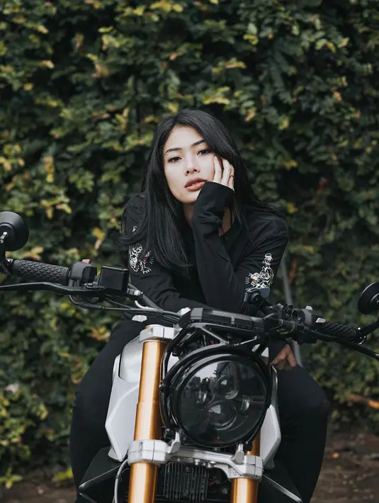 Aktris dan presenter Nabila Putri nampaknya punya hobi yang berbeda dari kebanyakan seleb cewek. Aktris kelahiran 6 November 1990 ini dikenal sebagai cewek penggemar motor besar. (Liputan6.com/IG/@nabilabylla)