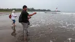 Keluarga menaburkan bunga ke laut dalam prosesi untuk lima jurnalis dan tiga kru kapal Arupadhatu 1 di pantai dekat Dermaga Pegedongan, Banten, Jumat (18/9/2026). Dermaga tersebut menjadi titik awal keberangkatan delapan orang itu pada Senin (7/9/2026). (KLY/Budy Santoso)