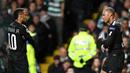 Selebrasi pemain PSG, Kylian Mbappe (kanan) dan Neymar setelah meobobl gawang Celticpada laga grup B Liga Champions di Celtic Park, Glasgow, (12/9/2017). Neymar, Mbappe dan Cavani semakin kompak saat bermain bersama. (AFP/Franck Fife)