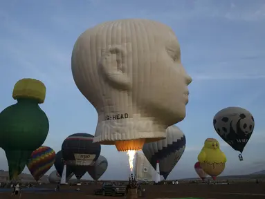 Balon udara sedang dipersiapkan untuk mengudara saat Festival Balon Udara Internasional di Taman Nasional Maayan Harod, Israel (30/9/2015). (REUTERS / Baz Ratner)