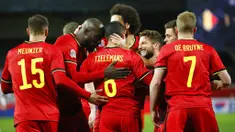 Para pemain Belgia merayakan gol yang dicetak oleh Youri Tielemans ke gawang Inggris pada laga UEFA Nations League di Stadion King Power, Senin (16/11/2020). Belgia menang dengan skor 2-0. (AP/Francisco Seco)