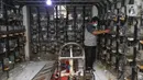 Warga melakukan pengecekan meteran listrik di rusun kawasan Jakarta, Kamis (13/8/2020). Pemerintah memperpanjang pemberian stimulus listrik untuk pelanggan golongan rumah tangga 450 VA dan 900 VA subsidi, serta pelanggan UMKM hingga Desember 2020. (Liputan6.com/Angga Yuniar)