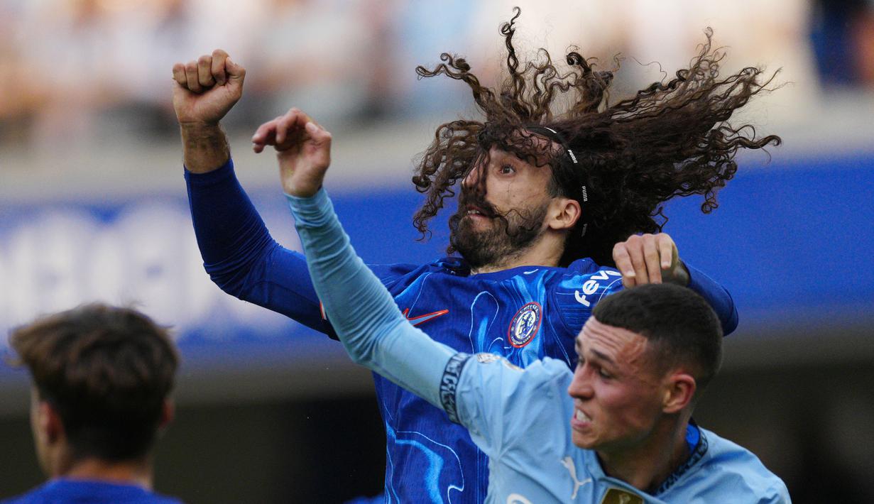 Pemain Chelsea, Marc Cucurella (kiri) berduel udara dengan pemain Manchester City, Phil Foden pada laga Liga Inggris 2024/2025 di Stamford Bridge, London, Inggris, Minggu (18/08/2024) WIB. (AP Photo/Dave Shopland)