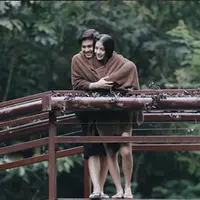 Glenn Alinskie dan Chelsea Olivia saling berbagi handuk dan berpelukan mesra di tengah aktivitas berenang mereka saat berbulan madu. (via instagram/@glennalinskie)