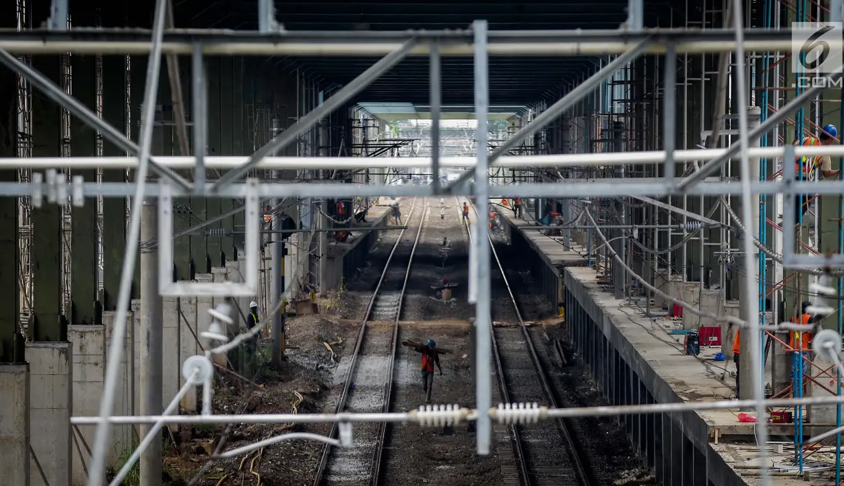  Sejumlah pekerja menyelesaikan proyek pembangunan stasiun kereta Bandara Soekarno-Hatta di Stasiun Sudirman Baru, Jakarta, Jumat (19/5). (Liputan6.com/Faizal Fanani)