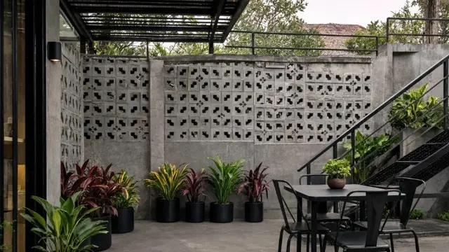 Desain Halaman Belakang dengan Puring dan Roster Beton (AI)