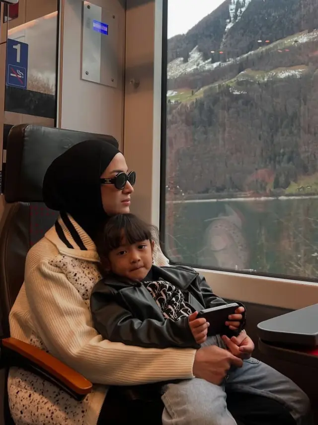 Potret Nina Zatulini Liburan di Swiss (credit: https://www.instagram.com/ninazatulini22/)