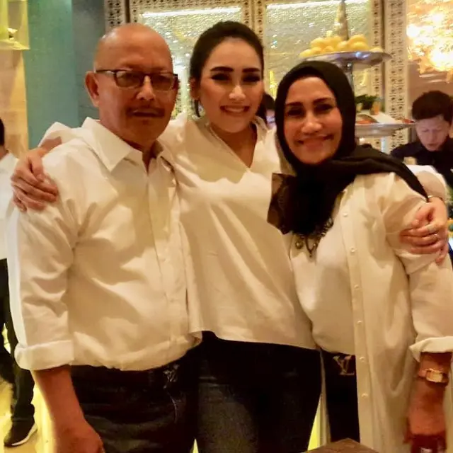 6 Potret Kebersamaan Ayu Ting Ting Bareng Kakek dan Neneknya, Curi Perhatian