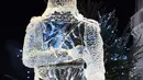 Sebuah patung es  menyerupai seorang raja terlihat sebelum melangsungkan pameran bertema "The Ice Adventure: A Journey Through Frozen Scotland" di Edinburgh, Skotlandia (14/11). (AFP Photo/Andy Buchanan)