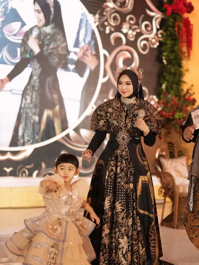 Rayakan Ultah Bersama, Ria Ricis dan Moana Tampil Glamor dengan Gaun Sentuhan Wastra dan Wayang