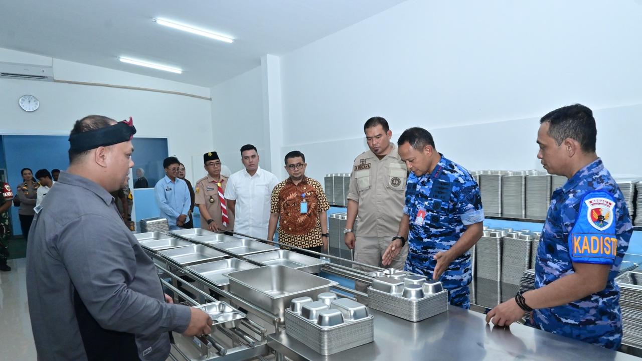 Perkuat Program Makan Bergizi Gratis, Komandan Lanud Husein Sastranegara Resmikan SPPG Cipatik 013