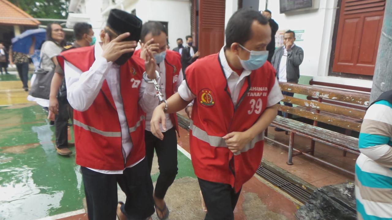 Jalan Menunduk Wajah Ditutup Tangan, Penampakan 25 Terdakwa Pesta Gay Siwalan Party Jalani Sidang Perdana di PN Surabaya