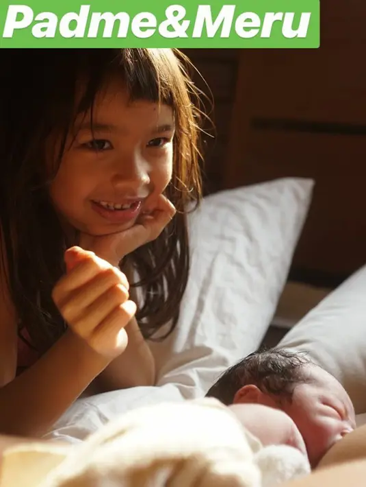 Detik demi detik diabadikan Ivan saat proses menunggu anak pertama dari pernikahannya dengan Dominique. Diawali dari pukul 11.58, saat istrinya sedang tertidur jelang lahiran. (Instagram/ivanhandoyo)