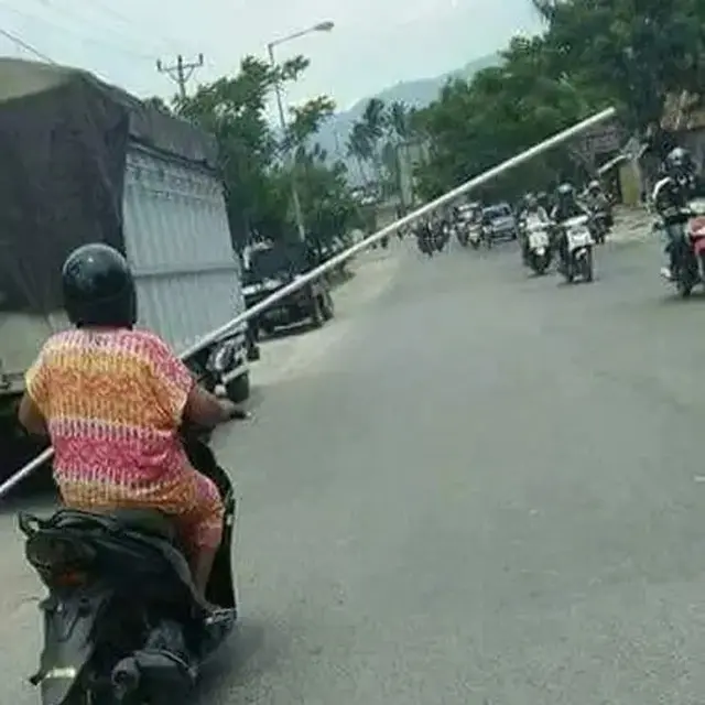 6 Potret Nyeleneh Bawa Pipa Panjang Pakai Motor, Bikin Pengendara Susah Lewat