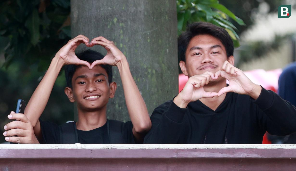 Penonton menyaksikan pertandingan antara Arema FC melawan PSM Makassar pada laga BRI Liga 1 di Stadion PTIK, Jakarta, Sabtu (4/2/2023). PSM Makassar menang dengan skor 1-0. (Bola.com/M Iqbal Ichsan)