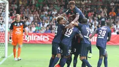 Unjuk Kebolehan – Para pemain PSG yang mayoritas pemain muda merayakan gol ketiga saat ujicoba melawan Wiener Sport Klub, Minggu (12/7/2015). (Bola.com/Reza Khomaini)