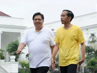 Presiden Joko Widodo atau Jokowi (kanan) dan Menteri Perindustrian Airlangga Hartarto olahraga bersama di sekitar Istana Bogor, Sabtu (24/3). Jokowi menggunakan kaos kuning, sementara Airlangga putih. (Liputan6.com/Pool/Biro Pers Setpres)