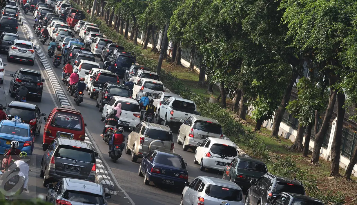 Kendaraan terjebak kemacetan di kawasan Tanjung Barat, Jakarta, (6/7). Banyaknya kendaraan pribadi menjadi penyebab kemacetan di sejumlah ruas jalan Ibu Kota, meskipun saat hari libur dan ditinggal mudik sebagian warganya. (Liputan6.com/Immanuel Antonius)