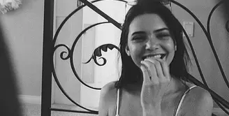 Kendall Jenner memang sudah cantik dari kecil. Ia pun kerap membagikan foto bernuansa hitam-putih saat menampilkan kecantikan dirinya. (instagram/kendalljenner)