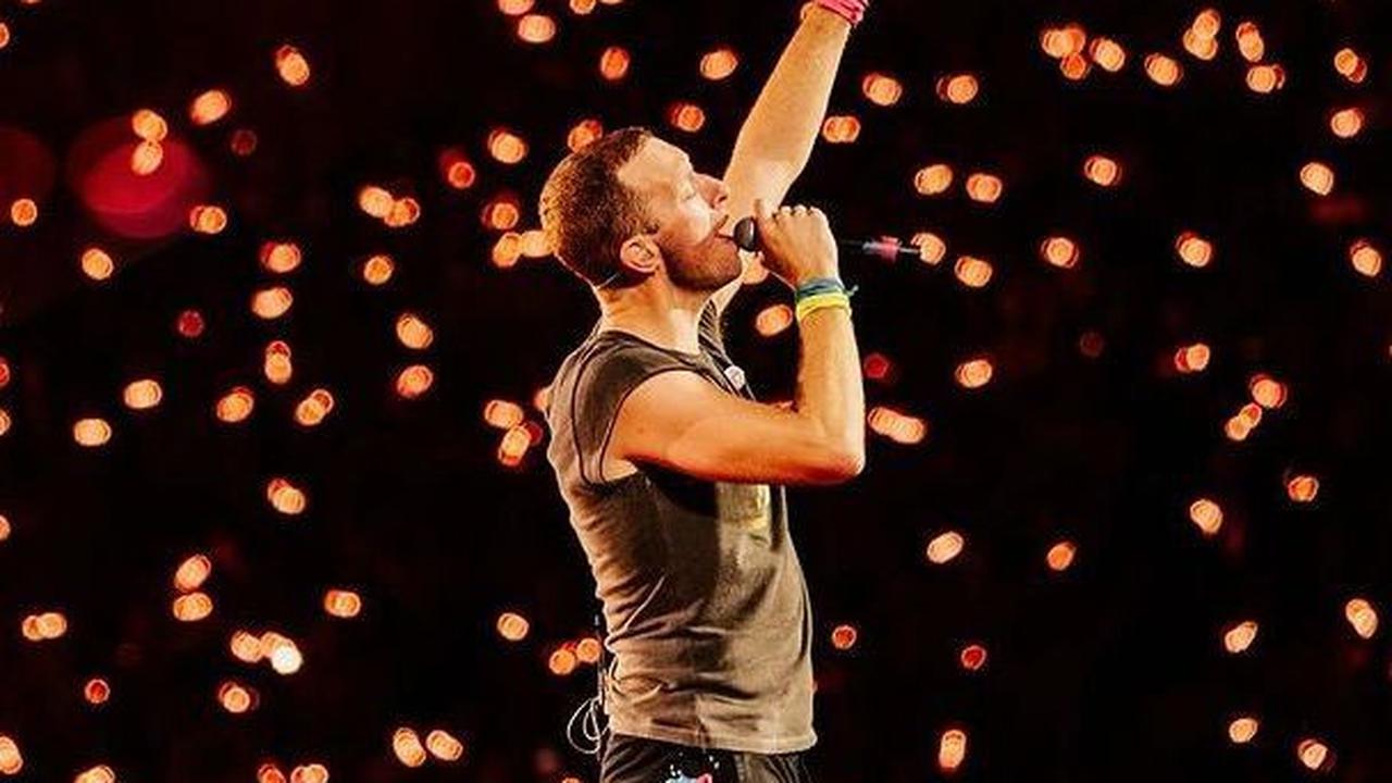 Melihat kejadian ini, para personel Coldplay yang tampil bersama seorang penyanyi tamu, langsung menghentikan konser.