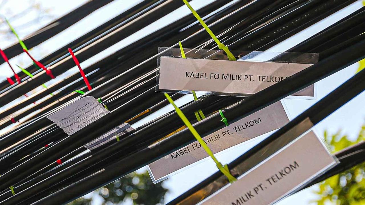 Kini beberapa kabel fiber optik itu tampak sudah dikelompokan dan ditandai dengan nama pemiliknya oleh petugas.