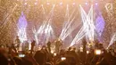 Aksi panggung grup musik Kodaline saat menghibur penggemar di Istora Senayan, Jakarta, Jumat (1/3). Konser bertajuk "Politics of Living Tour 2019" ini Kodaline membawakan 17 lagu hits. (Fimela.com/Bambang E.Ros)