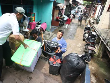 Warga mengemas barang miliknya di kawasan Bukit Duri, Jakarta, Kamis (8/9). Jelang penertiban, warga di kawasan tersebut mulai berinisiatif mengemas barang untuk pindah ke Rusun Rawa Bebek pascaterbitnya SP II. (Liputan6.com/Immanuel Antonius)