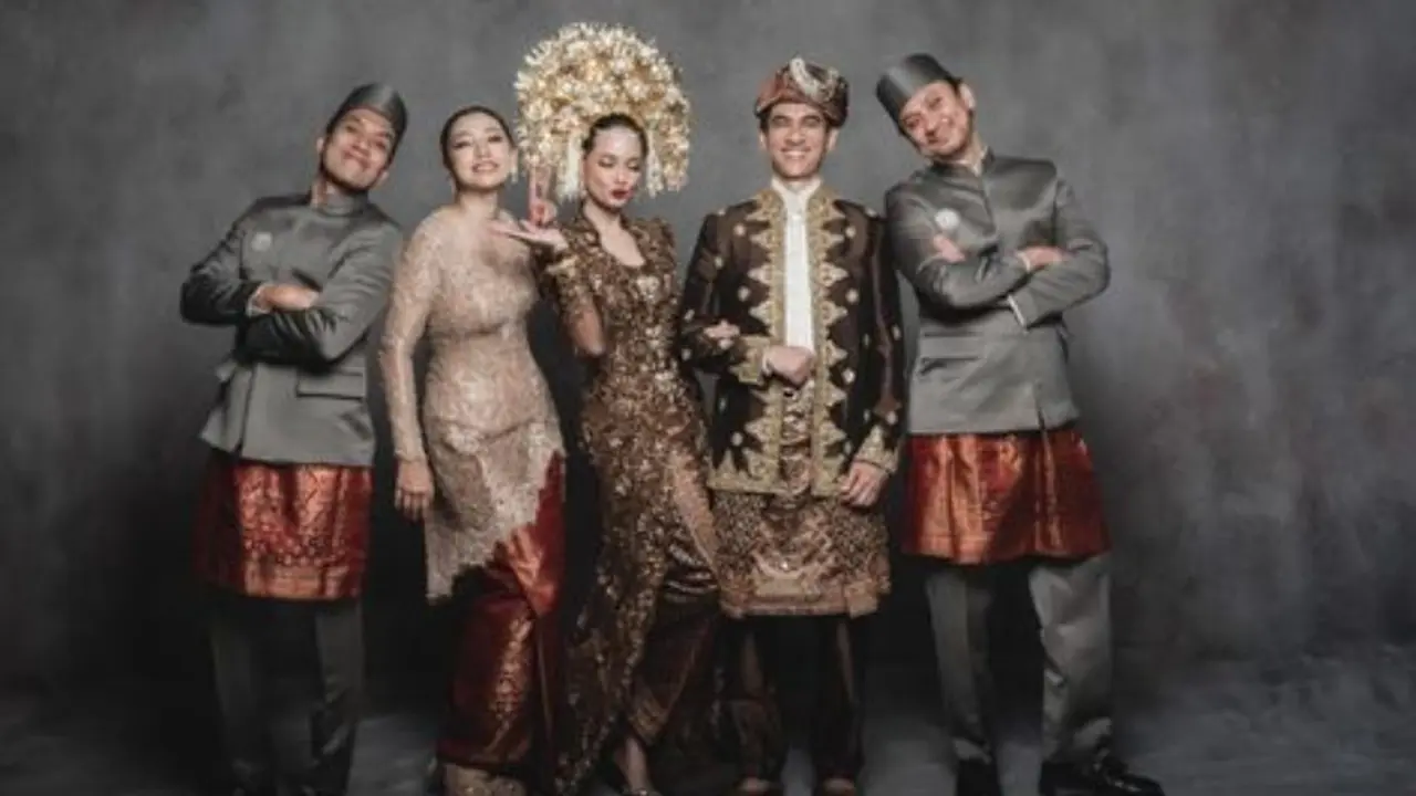 Pesona Tampan Vincent Rompies, Saksi Nikah Enzy Storia Kenakan Beskap Satin Kembaran dengan Desta
