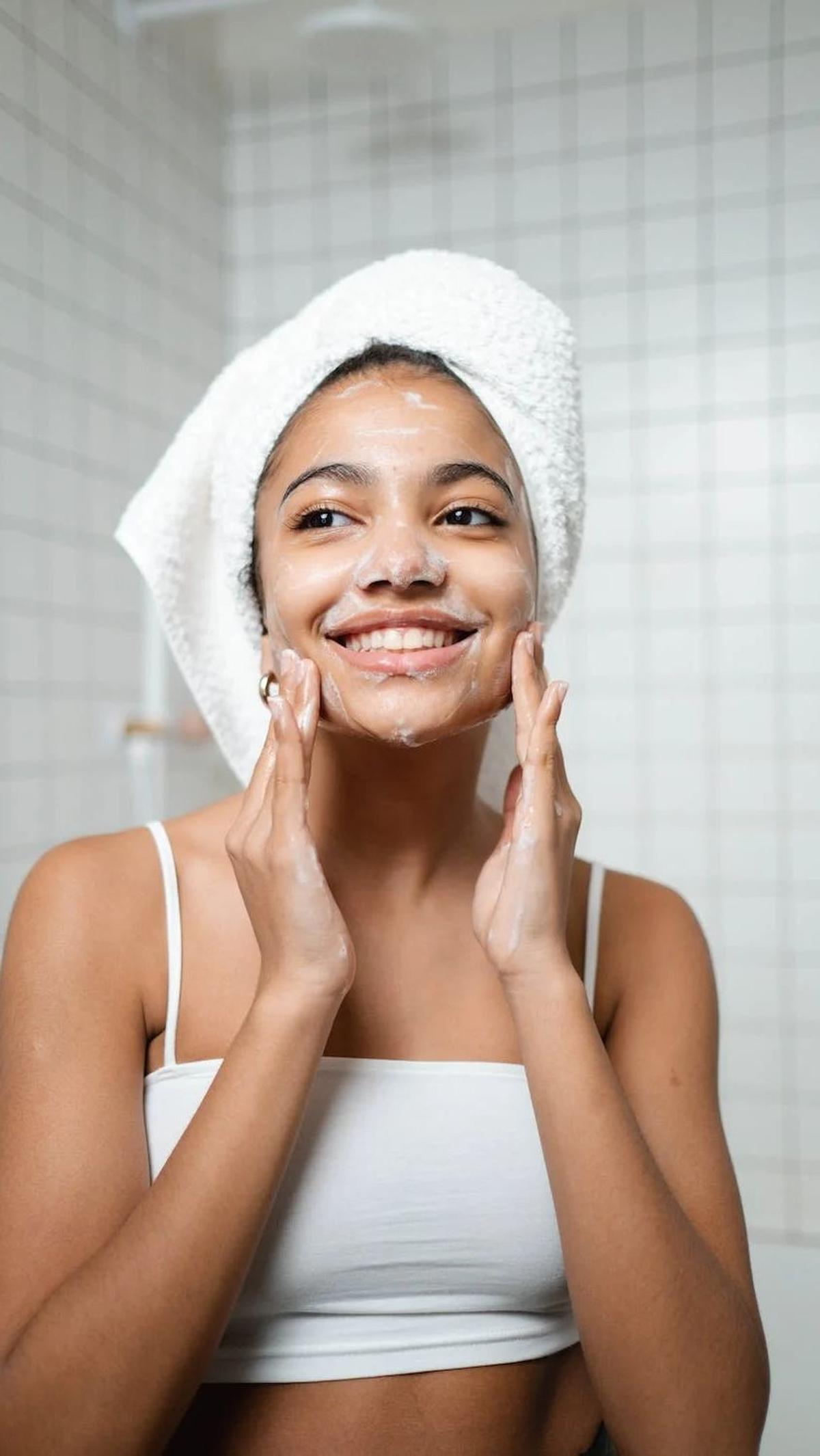 Sebelum menggunakan baby oil untuk perawatan wajah, konsultasikan dengan dokter kulit, terutama jika Anda memiliki kondisi kulit tertentu.&nbsp;