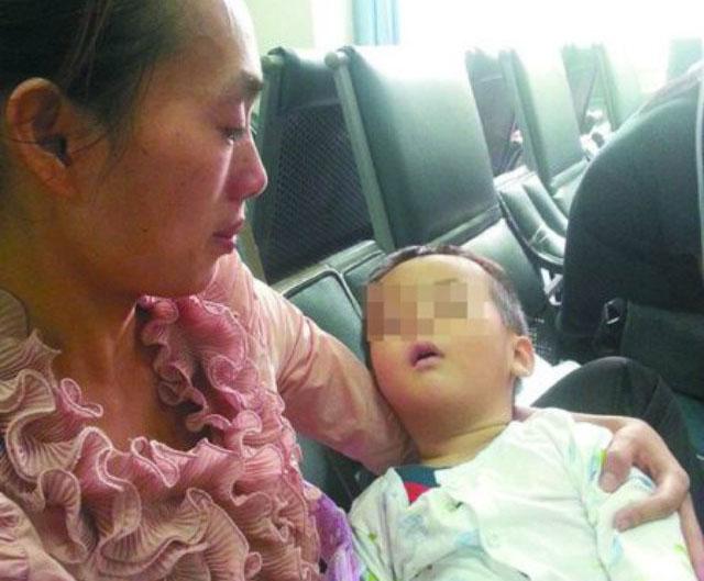 Bocah yang diberi anggur beras oleh sang paman, kini mengalami kerusakan otak parah | Photo: Copyright dhanghaiist.com