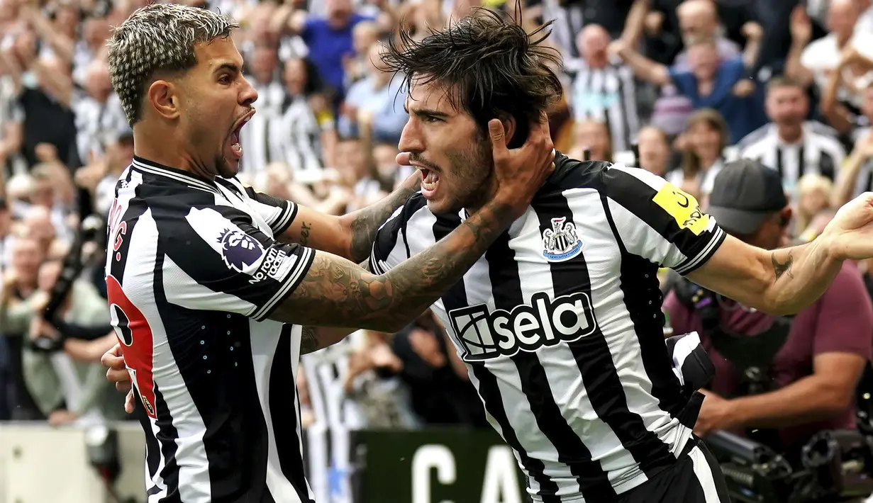 Selebrasi gelandang Newcastle United, Sandro Tonali (kanan) setelah mencetak gol ke gawang Aston Villa pada laga pekan pertama Liga Inggris 2023/2024 di St. James' Park, Newcastle (12/8/2023). Sandro Tonali didatangkan Newcastle United dari AC Milan dengan nilai transfer 64 juta euro atau setara Rp1,07 triliun. Ia dikontrak selama 5 tahun hingga 30 Juni 2028. (PA via AP Photo/Owen Humphreys)