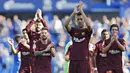 Para pemain Barcelona memberikan Aplaus kepada suporter usai laga melawan Getafe pada laga La Liga di Stadion Alfonso Perez, Sabtu (16/9/2017). Barcelona menang 2-1 atas Getafe. (AP/Francisco Seco)