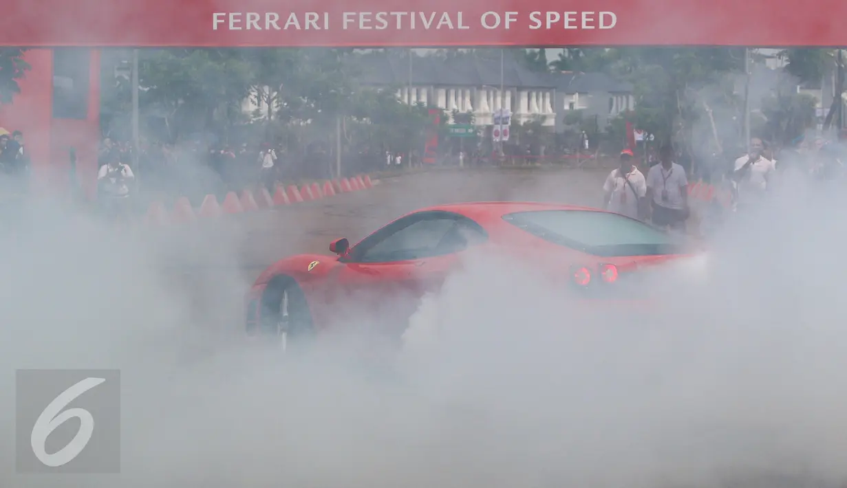 Asap tebal menyelimuti sirkuit saat pengemudi unjuk kebolehan dengan berputar ditempat dalam Ferrari Festival of Speed di BSD City, Tangerang Selatan, Minggu (23/04). (Liputan6.com/Fery Pradolo)
