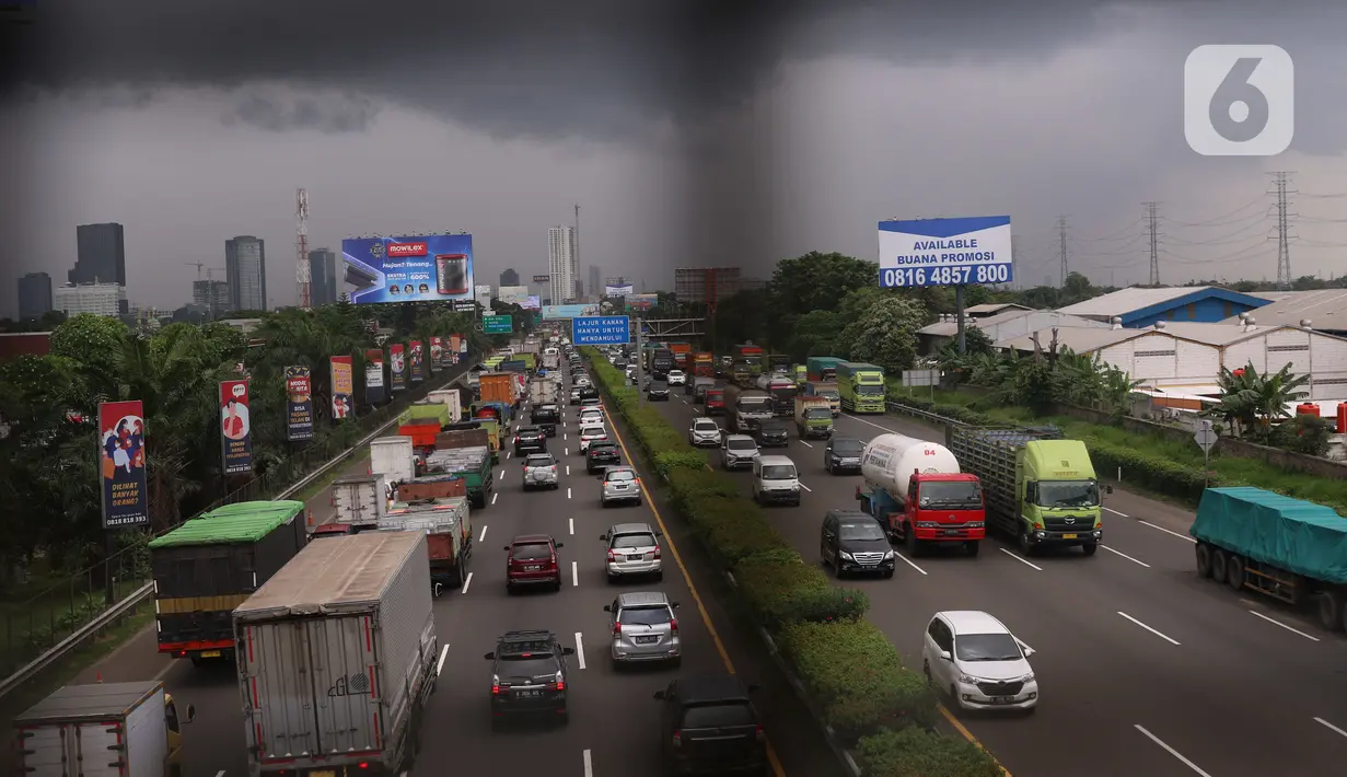 Sejumlah truk melintasi ruas jalan tol Tangerang-Jakarta, Kota Tangerang, Banten, Rabu (2/3/2022). Asosiasi Pengusaha Indonesia (Apindo) mengusulkan pemberlakuan penuh kebijakan bebas truk kelebihan muatan (over dimension overload/ODOL) diundur menjadi tahun 2025. (Liputan6.com/Angga Yuniar)