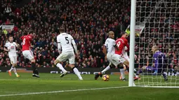 Pemai Manchester United, Juan Mata (2kiri)  membuka gol pertama bagi Setan Merah saat menjamu Watford City pada Premier League pekan-25 di Old Trafford Stadium, Manchester, (11/2/2017). (EPA/Nigel Roddis)