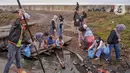 Anak-anak pesisir membersihkan sampah di kawasan Cilincing, Jakarta Utara, Minggu (5/12/2021). Fenomena rob yang diprediksi BMKG berlangsung dari 2-9 Desember 2021 di Jakarta menginisiasi anak-anak Kelas Jurnalis Cilik untuk bersih-bersih kawasan pesisir. (merdeka.com/Iqbal S. Nugroho)