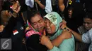 Sejumlah nelayan tampak menangis usai hakim PTUN mengabulkan gugatan mereka terkait SK Gubernur DKI Nomor 2.238 Tahun 2014 tentang pemberian izin reklamasi Pulau G, Jakarta, Senin (31/5). (Liputan6.com/Helmi Afandi)