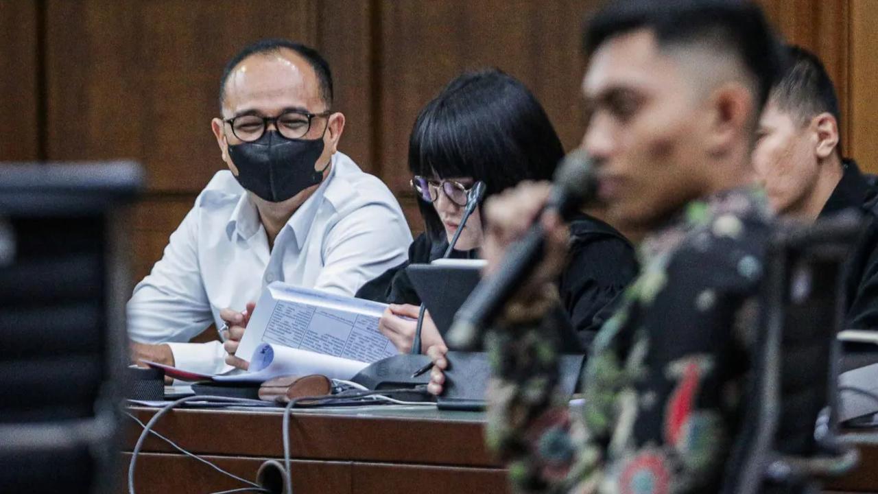 "Saudara bersedia memberikan keterangan tetapi tidak disumpah?" tanya hakim untuk memastikan.<br><br>"Bersedia Yang Mulia," jawab Mario.<br>
