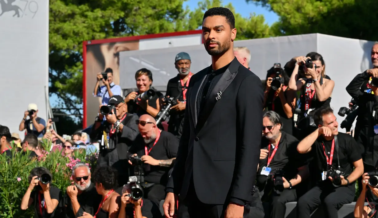 <p>Aktor Inggris Rege-Jean Page tiba untuk pemutaran film 'The Banshees of Inisherin' pada acara Venice International Film Festival ke-79 di Lido, Venesia, Italia, 5 September 2022. Rege-Jean Page berpose dengan banyak gaya saat melintasi karpet merah. (Andreas SOLARO/AFP)</p>