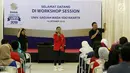 HR Emtek , Taufik Nur Rachmat (kanan) & Yuliana Dewi Rahmawati (kiri) menjadi pembicara dalam Emtek Goes To Campus (EGTC) 2018 di kampus UGM, Yogyakarta, Selasa (16/10). (Liputan6.com/Herman Zakharia)